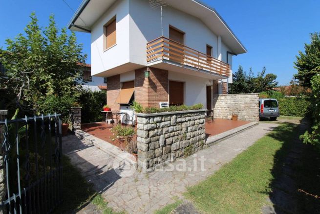 Villa in residenziale in Via A. Dazzi 14 A