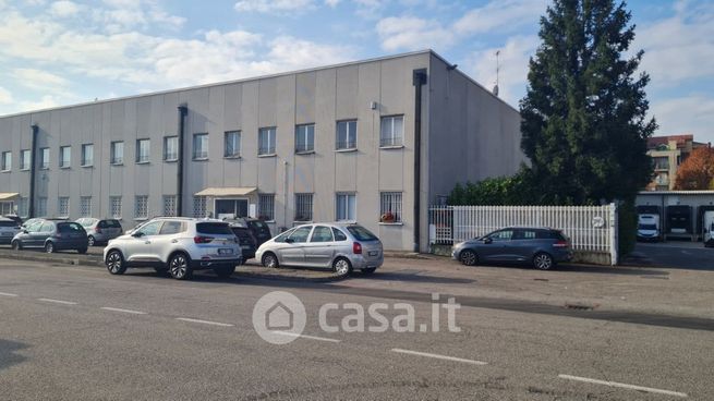 Capannone in commerciale in Via Lazio