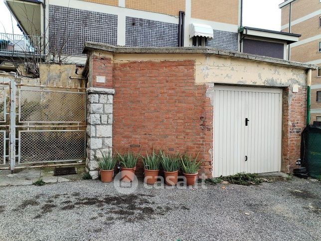 Garage/posto auto in residenziale in Via Vittorio Alfieri 6