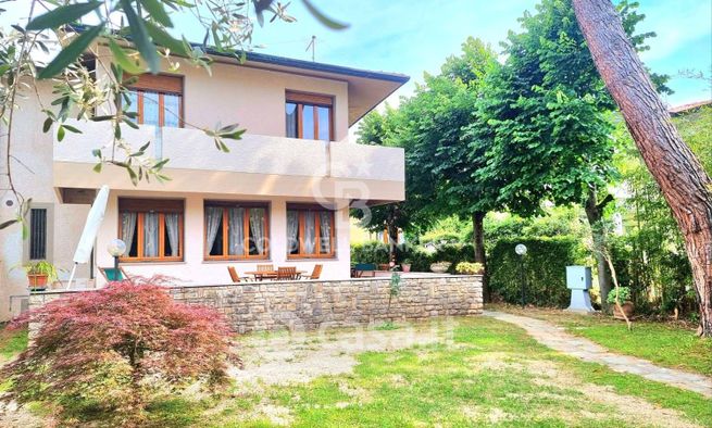 Casa bi/trifamiliare in residenziale in 