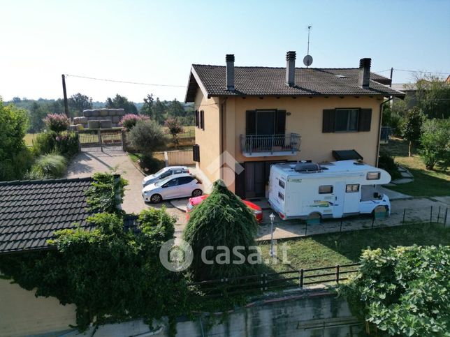 Casa bi/trifamiliare in residenziale in Strada della Cicala 14