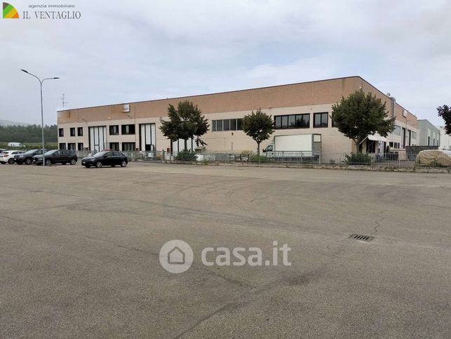 Capannone in commerciale in 