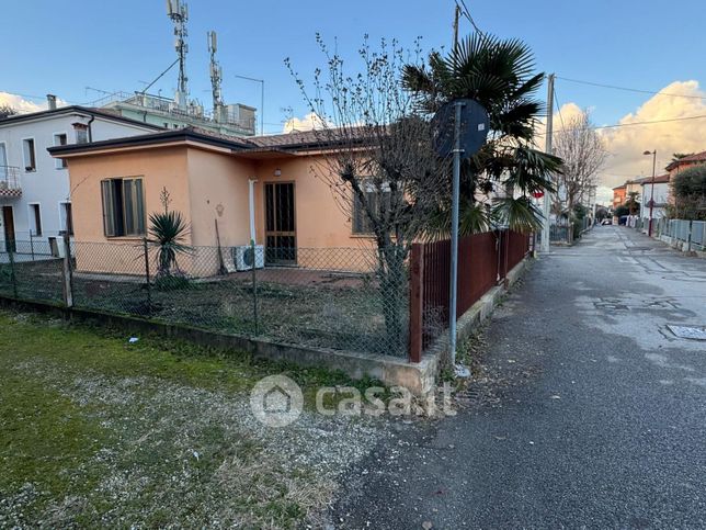 Casa indipendente in residenziale in Via Giuseppe Mazzini 18