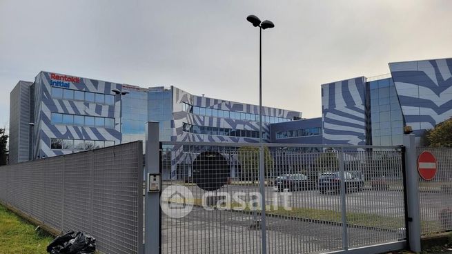 Ufficio in commerciale in Via Achille Grandi 8