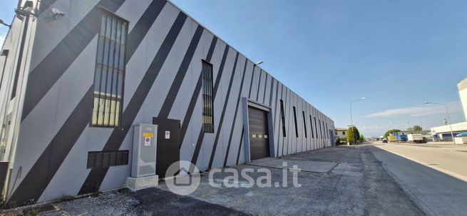 Capannone in commerciale in Via dell'Economia