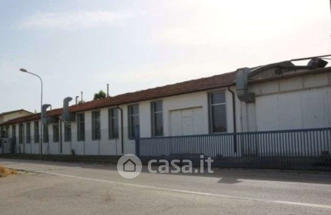 Capannone in commerciale in Via Fratelli Bandiera