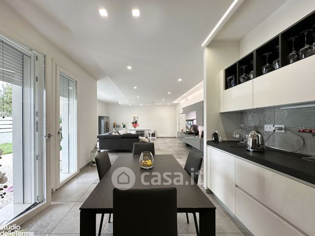 Casa bi/trifamiliare in residenziale in Via Caravaggio