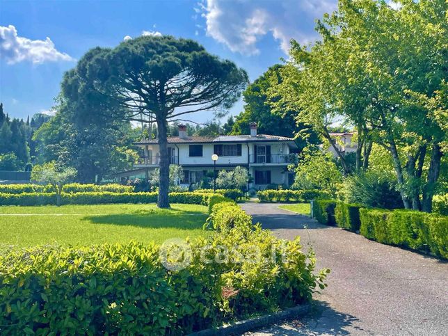 Casa bi/trifamiliare in residenziale in 