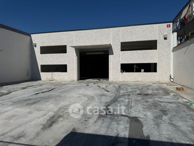 Capannone in commerciale in Via Martiri d'Otranto 5