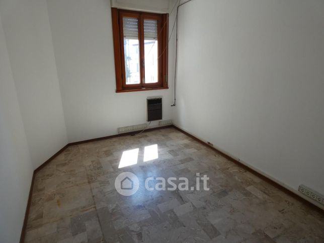Ufficio in commerciale in Via Belfiore 56025