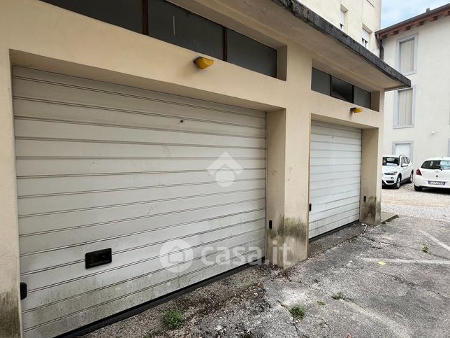 Box/posto auto in residenziale in Via Udine 25
