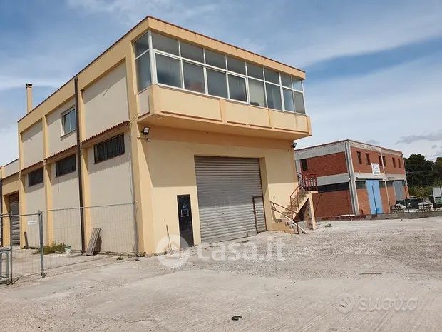 Capannone in commerciale in