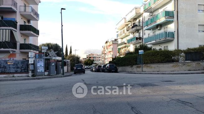 Garage/posto auto in residenziale in Viale delle Acacie 3