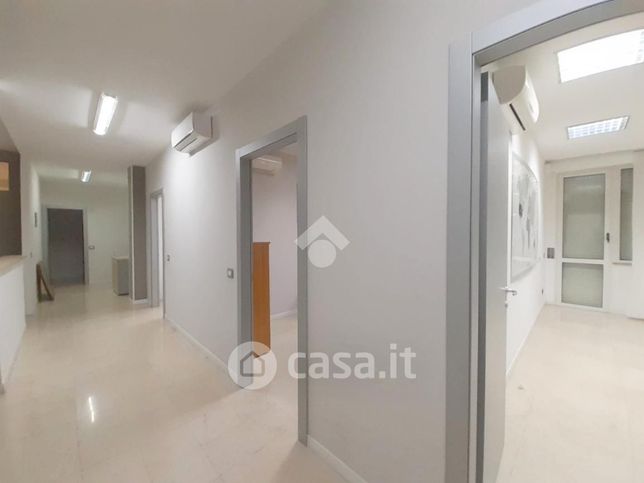 Ufficio in commerciale in Via Creta 72