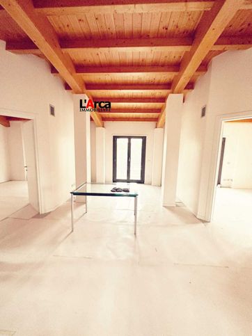 Ufficio in commerciale in Via Tremana