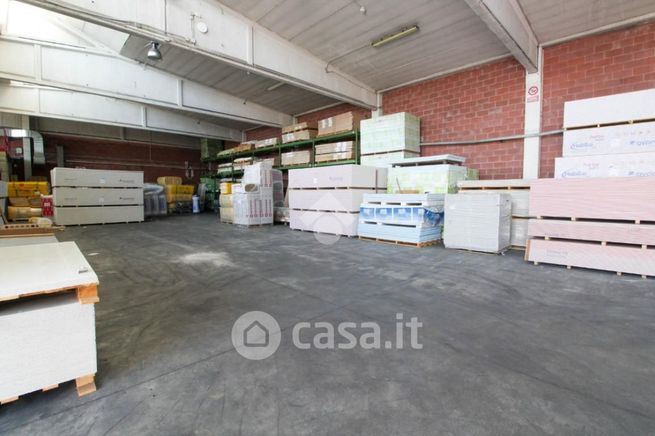 Capannone in commerciale in Via Monferrato 57