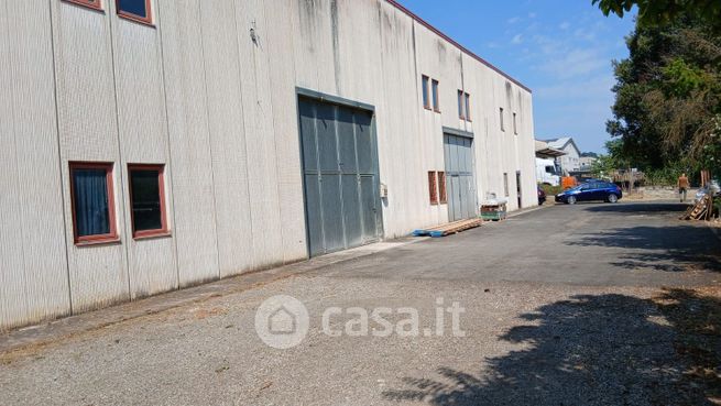 Capannone in commerciale in Via dei Fornaciari