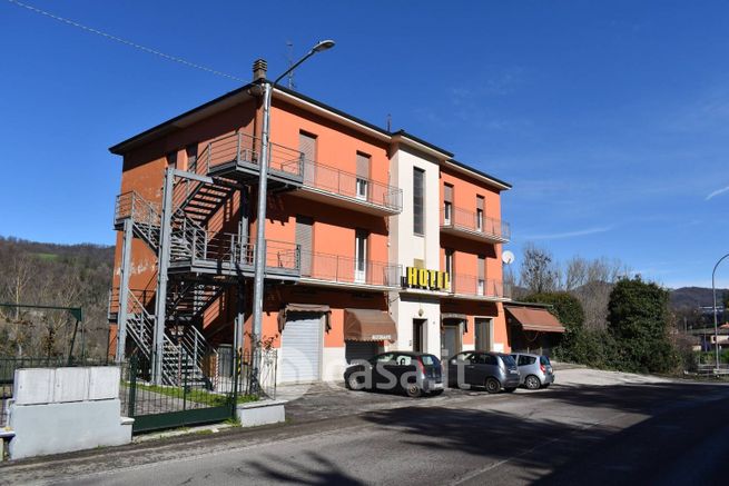 Attivitã /licenza (con o senza mura) in commerciale in Via Provinciale 26