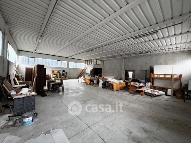 Capannone in commerciale in 