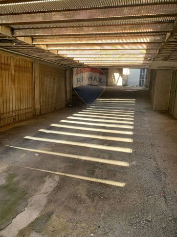 Box/posto auto in residenziale in Viale della Regione 69