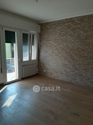 Casa bi/trifamiliare in residenziale in 