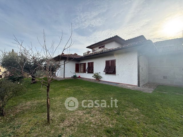 Casa bi/trifamiliare in residenziale in Viale della Libertà