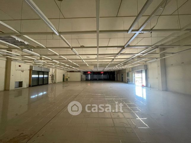 Capannone in commerciale in Viale Carlo III di Borbone