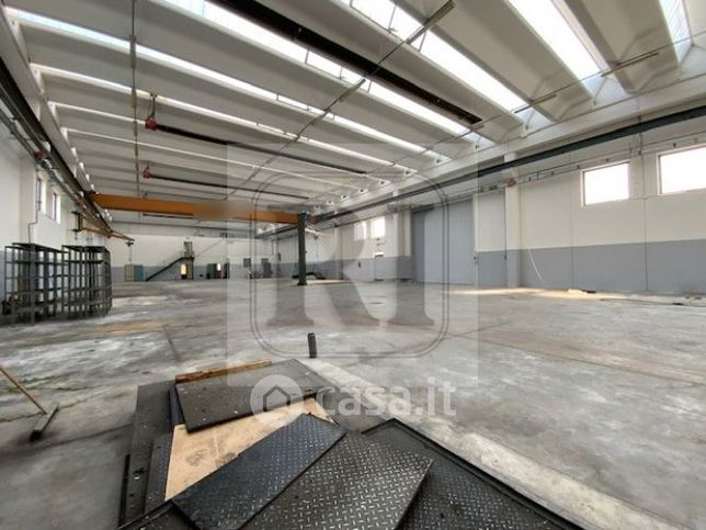 Capannone in commerciale in 