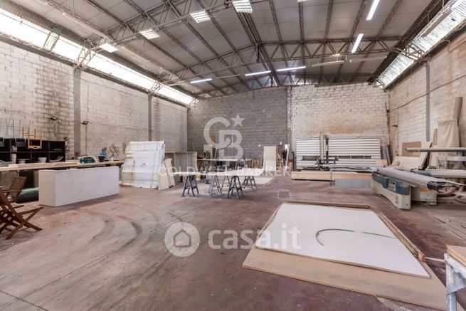 Capannone in commerciale in Via dell'Industria