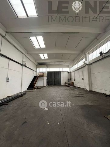 Capannone in commerciale in 