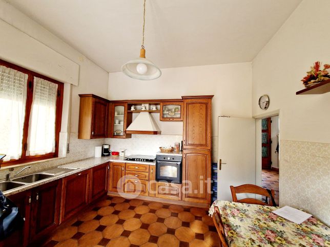 Casa bi/trifamiliare in residenziale in 