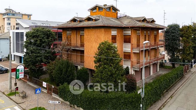 Villa in residenziale in Via A. Manzoni 18