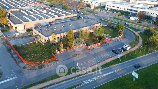 Capannone in commerciale in Via Leonardo Da Vinci 12