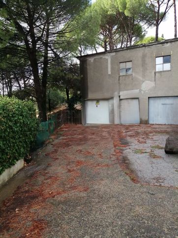 Box/posto auto in residenziale in Via delle Scuole