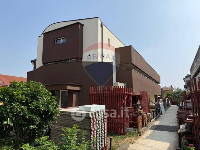 Appartamento in residenziale in Via Luigi Nono 1
