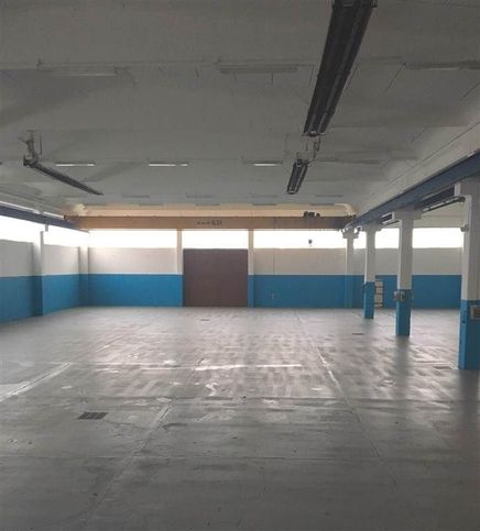 Capannone in commerciale in
