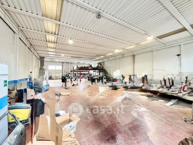 Capannone in commerciale in 