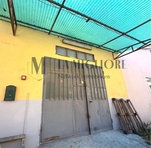 Capannone in commerciale in 