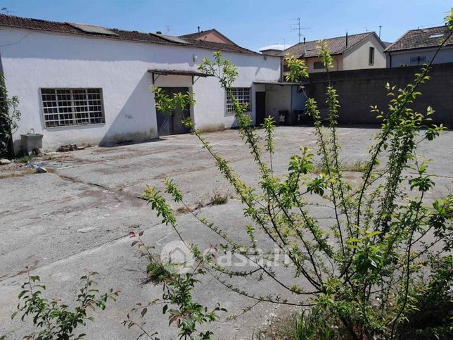 Capannone in commerciale in 