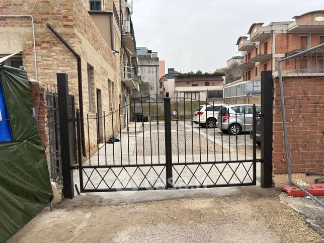 Box/posto auto in residenziale in Via G. Pascoli 5