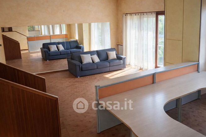 Ufficio in commerciale in 