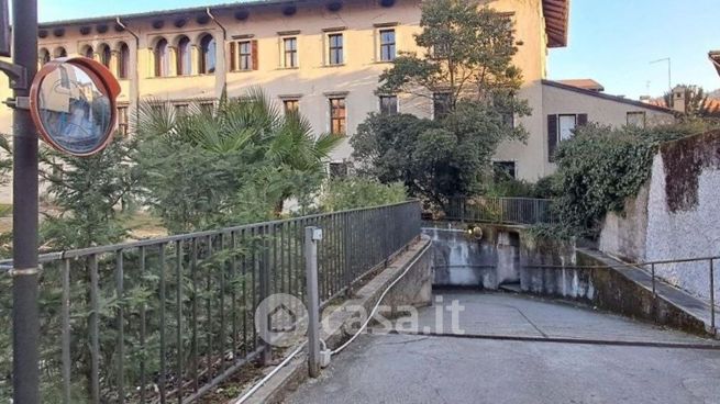 Box/posto auto in residenziale in Via GiosuÃ¨ Carducci 1