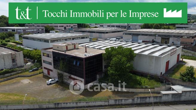 Capannone in commerciale in Via dell'Industria