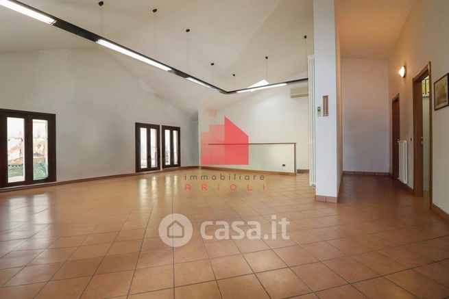 Ufficio in commerciale in 