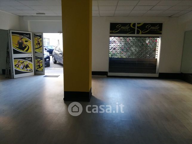 Negozio/locale commerciale in commerciale in Via dei Cluniacensi 40
