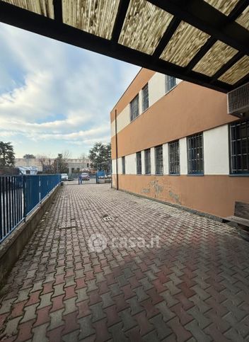 Capannone in commerciale in 