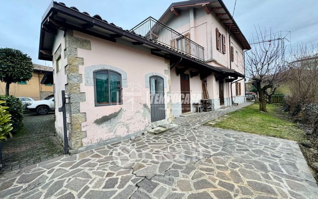 Casa indipendente in residenziale in 