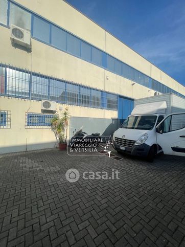 Capannone in commerciale in Via Libeccio 47