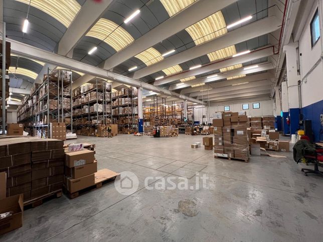 Capannone in commerciale in Via Augusto Erba