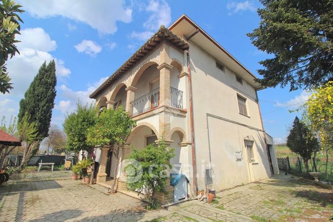 Casa indipendente in residenziale in Via Nazionale per Teramo 62